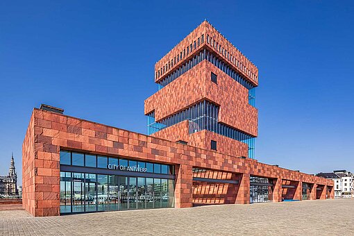[Translate to Austrian:] Modernes Gebäude mit roter Steinfassade.