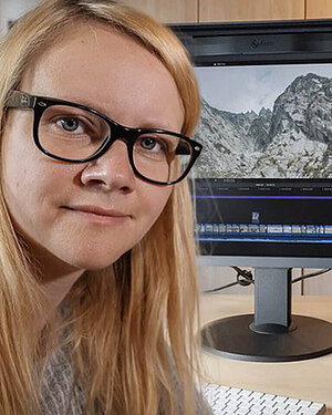 Christin Necker in front of her monitor.