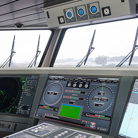 Monitoren op de brug van het schip