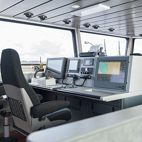 Monitorok egy hajó parancsnoki hídján