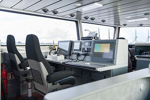 [Translate to Swiss English:] Monitors on the bridge of a ship