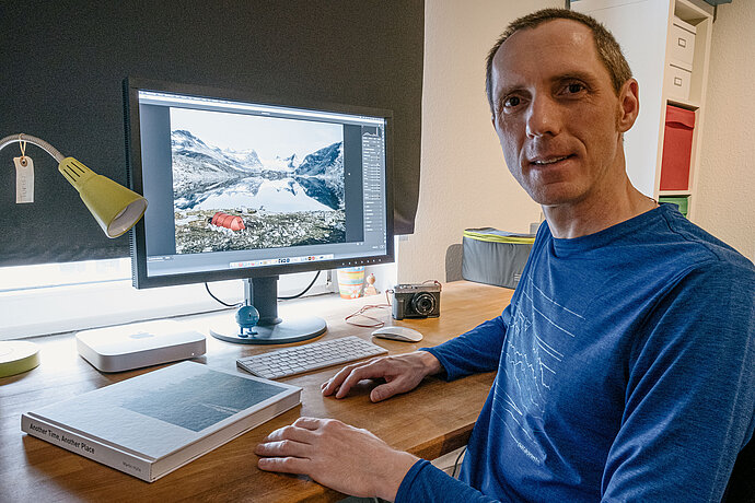 El fotógrafo Martin Hülle trabaja en el monitor gráfico EIZO ColorEdge CS2740.