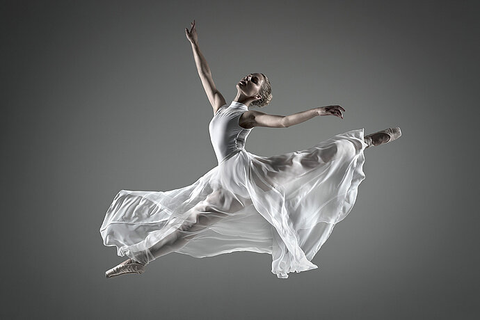 Bailarina de ballet en el salto. TEST