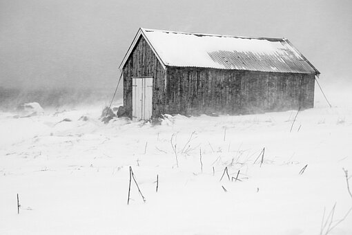 Cabaña cubierta de nieve