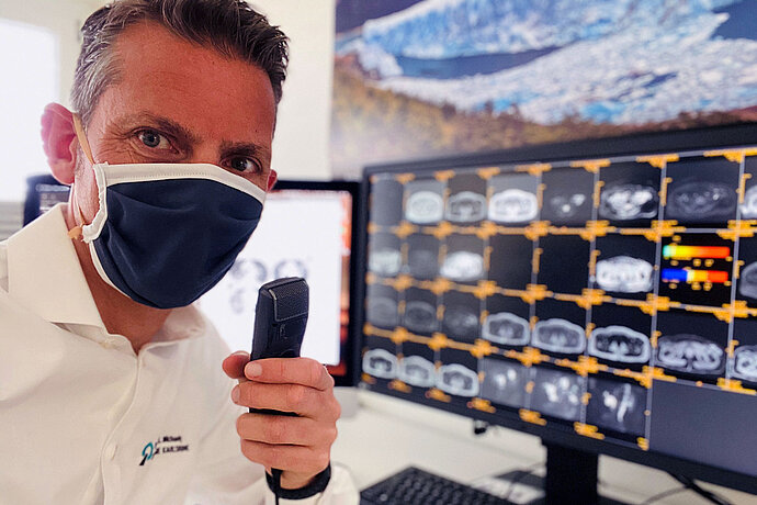 [Translate to Swiss German:] Arzt mit Mammografieaufnahmen auf dem Monitor