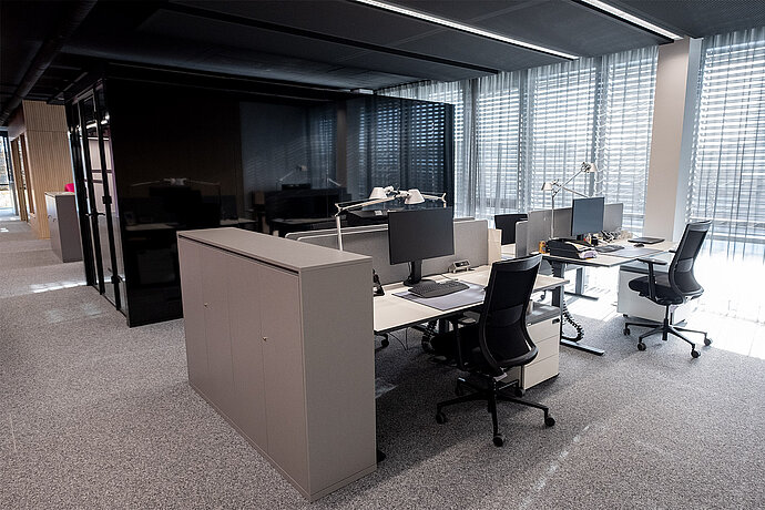 [Translate to Swiss English:] Modern workplaces at NEW AG equipped with the FlexScan EV2795.